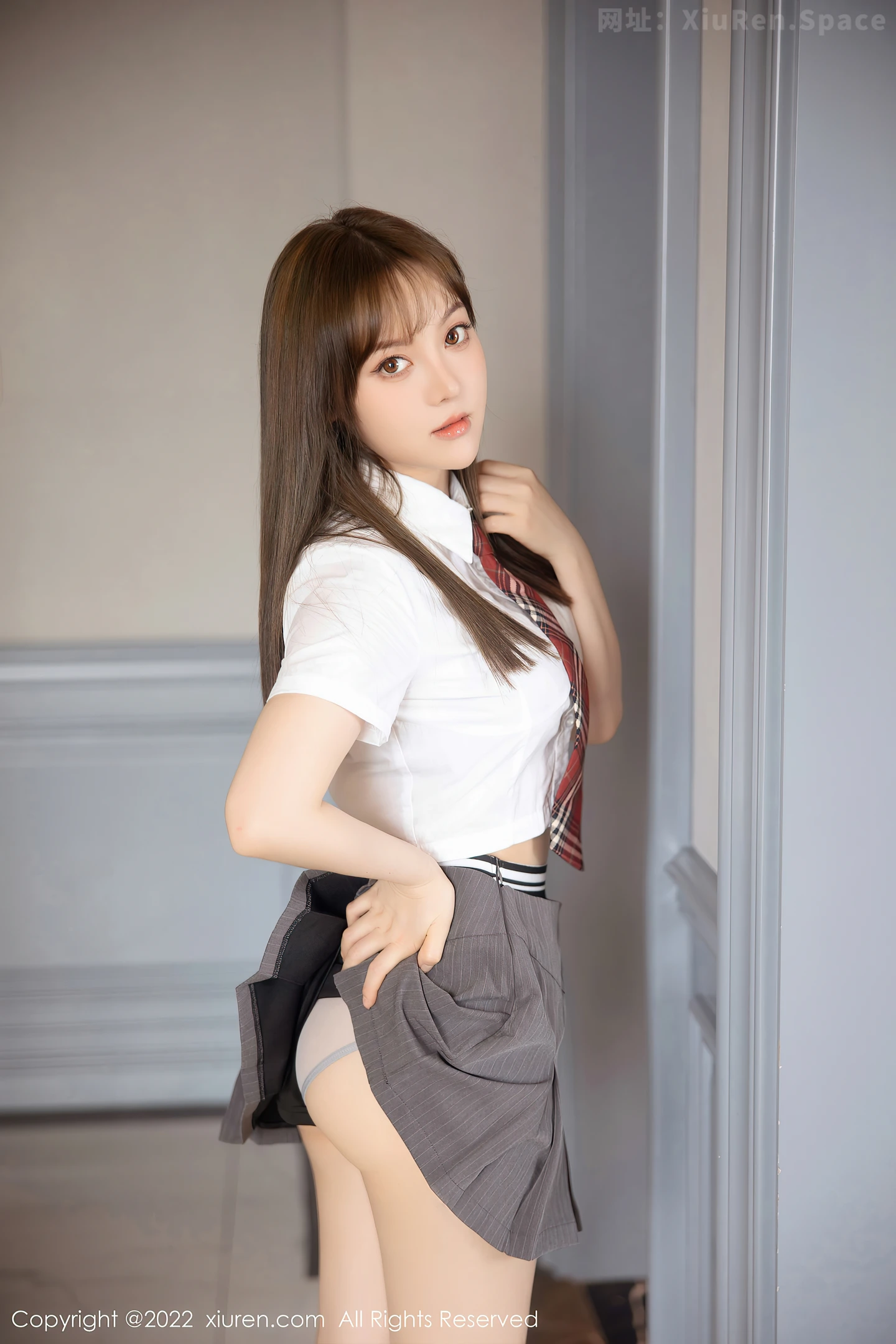 图片[2]-[XiuRen秀人网] VOL.5143 模特豆瓣酱性感白T配灰短裙半脱露性感内衣秀丰满身材诱惑写真72P-秀人网官方网站